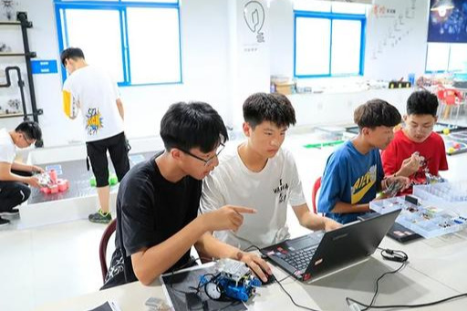 2026年定西市第四届中小学生创客教育大赛在安定区开赛(图1)